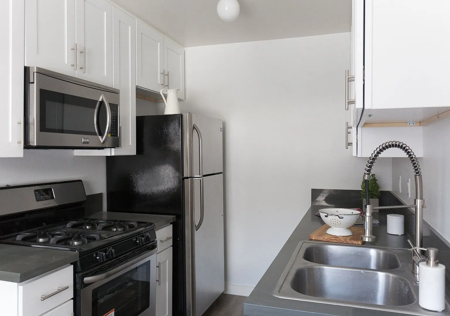 Top-Floor Modern Living in Boyle Heights — Photo 4