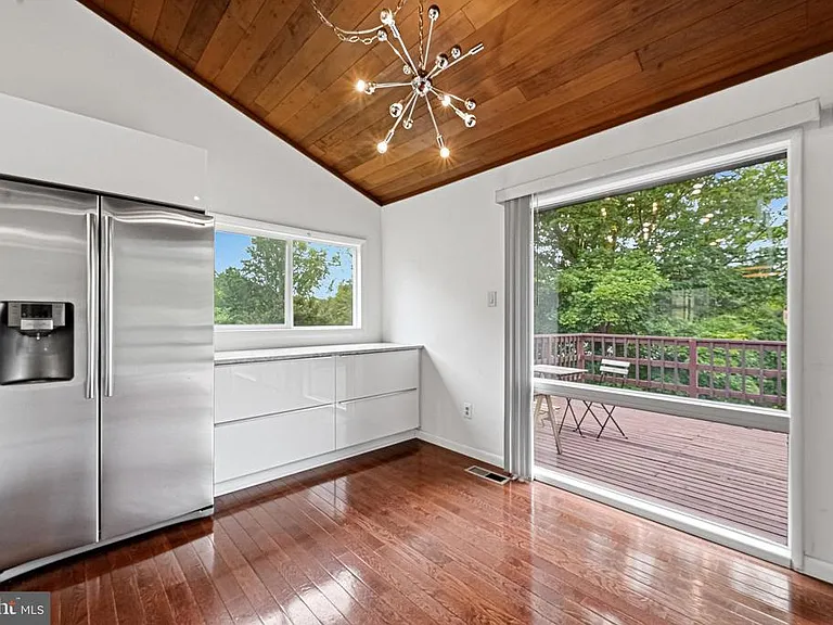 8811 Burbank Rd — Photo 17