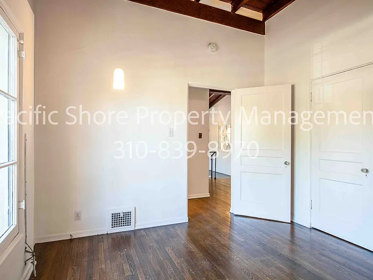 559 Alexandria Apartments — Photo 13