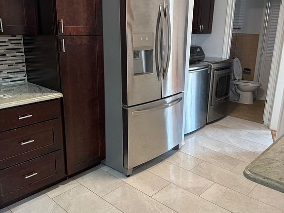 5th image of 255 Dover Dr