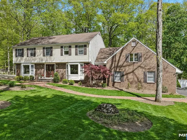 716 Windswept Ln, Franklin Lakes, NJ 07417