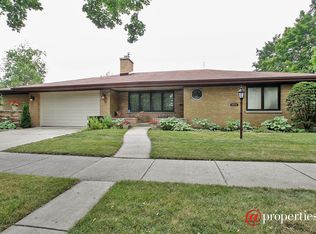 3855 W Chase Ave, Lincolnwood, IL 60712