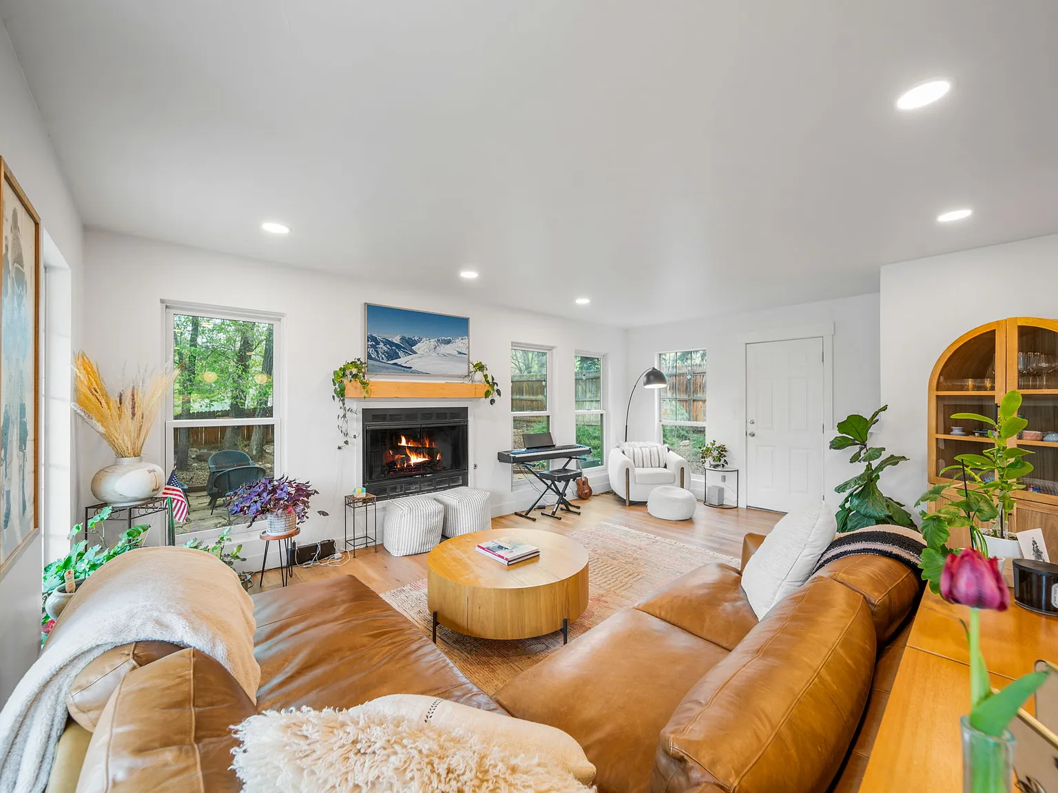 4 bed, 1992 sqft, $5,500 — Photo 3