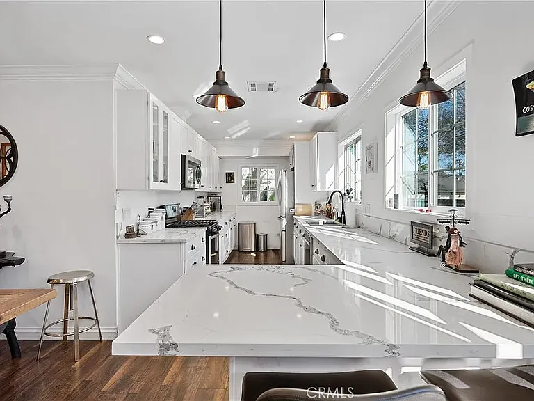20852 Kittridge St — Photo 22