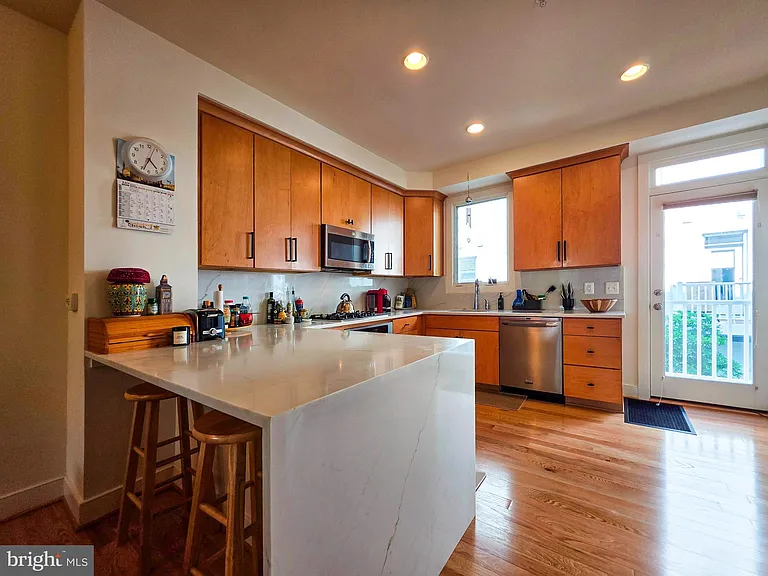 729 N Alfred St — Photo 3