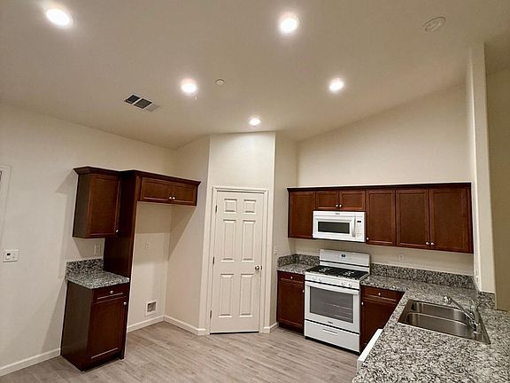 4th image of 482 W Richard Avenue