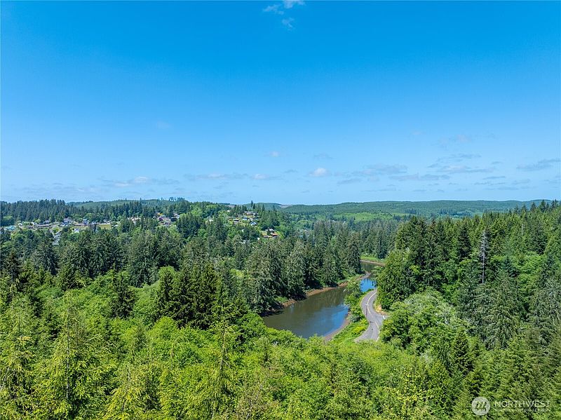 3rd image of 20 E Wishkah Road