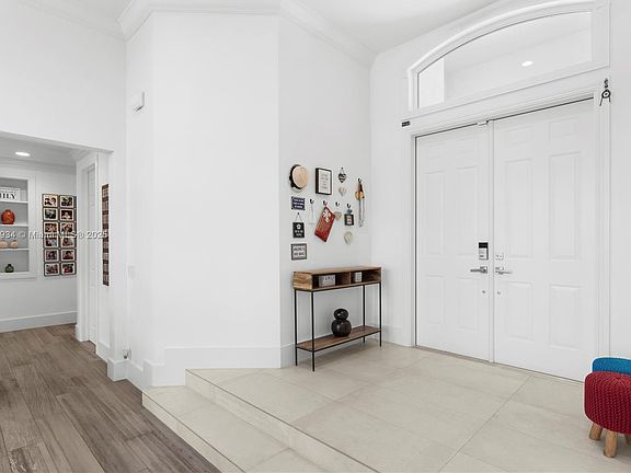 3rd image of 2512 Montclaire Cir