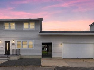 886 S 8th St, Lindenhurst, NY 11757