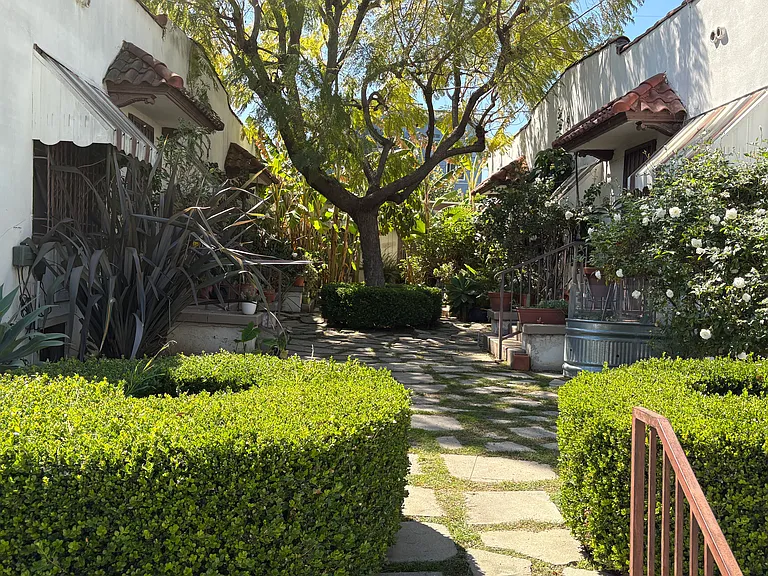 4228 Gateway Ave — Photo 1