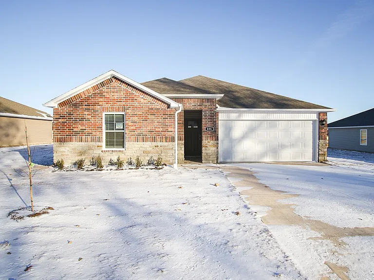 606 Comanche Dr — Photo 1