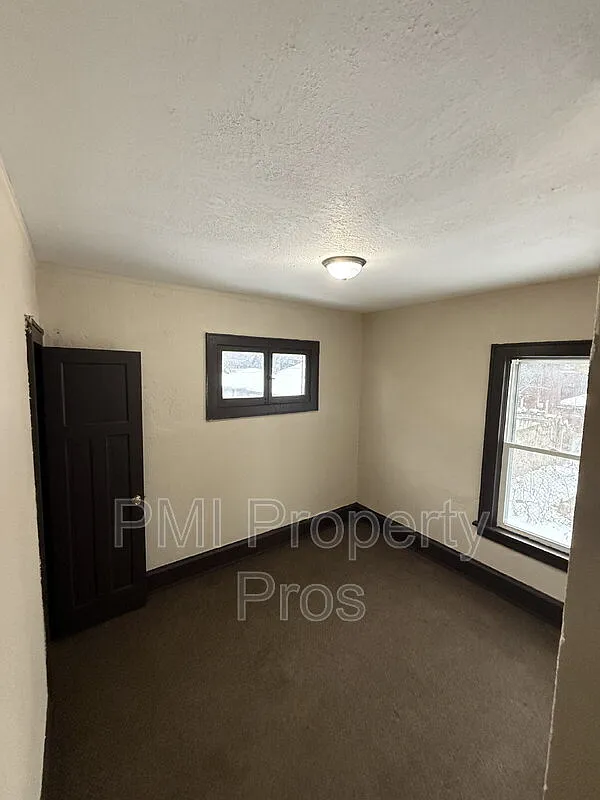 3 bed, 1.0 bath, 1300 sqft, $1,000 — Photo 2