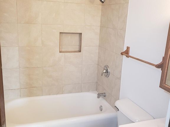 5th image of 609 4th St APT 3
