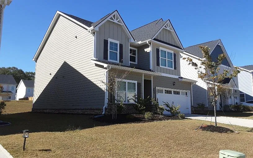 5 bed, 3.0 bath, 2825 sqft, $2,650 — Photo 2