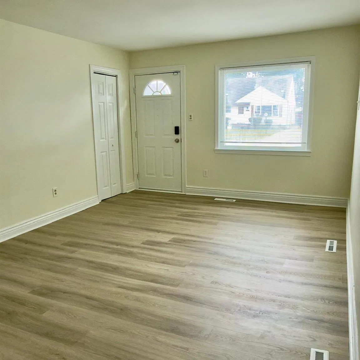 3 bed, 1.0 bath, 986 sqft, $1,700 — Photo 1