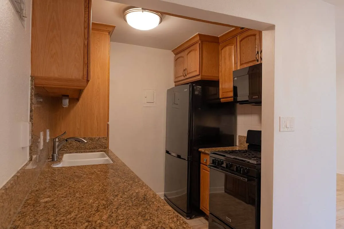 465 S Los Robles Ave #2 in Pasadena, CA 91101 — Photo 4