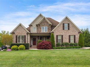 8935 Grove Park Dr, Oak Ridge, NC 27310