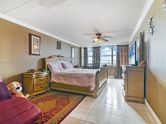 3rd image of 18021 Biscayne Blvd APT 1904