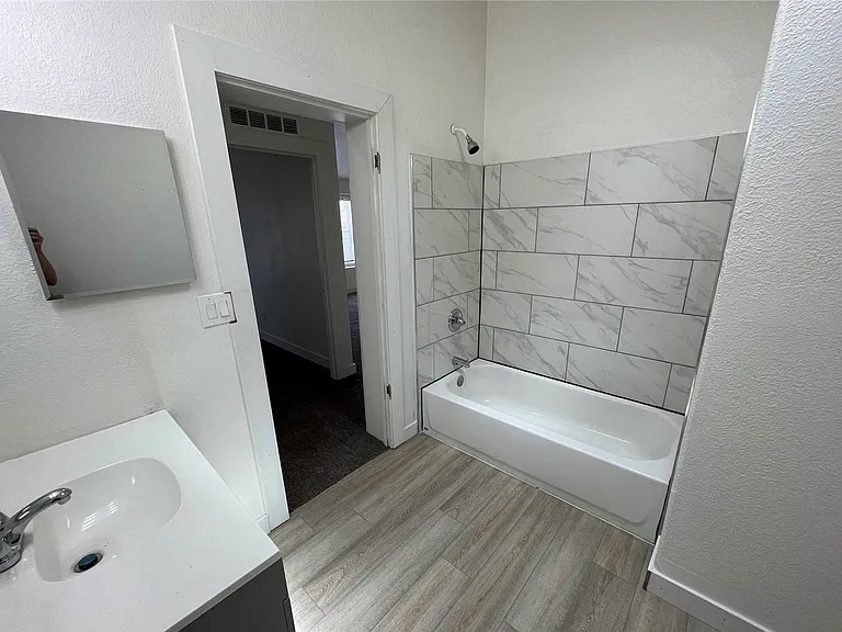 242 N Hooker St — Photo 15