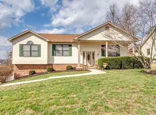 215 Country Run Cir, Powell, TN 37849