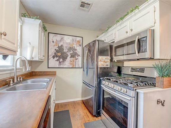 5th image of 422 Monroney Dr