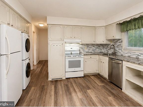 5th image of 822 Hartman Ave
