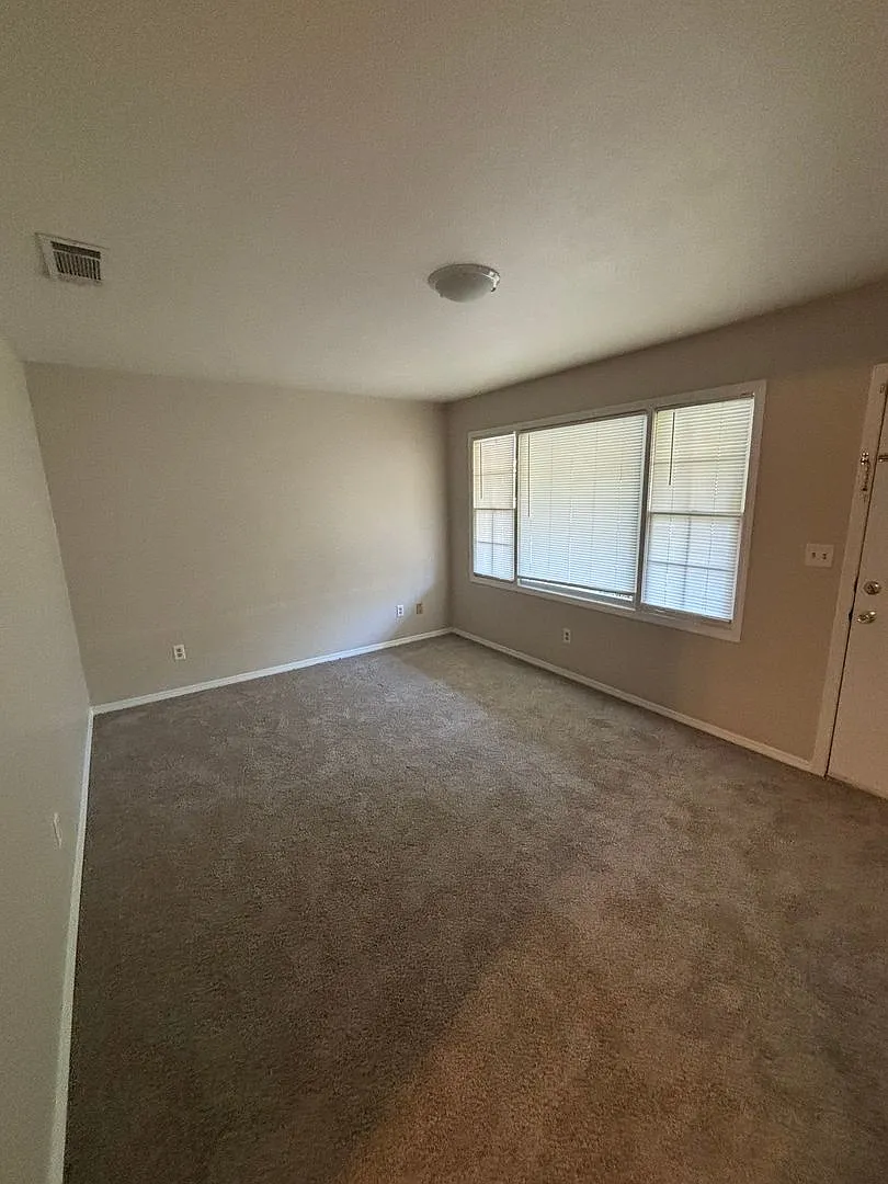Charming 3 - Bedroom Home with Fenced Backyard — Photo 2
