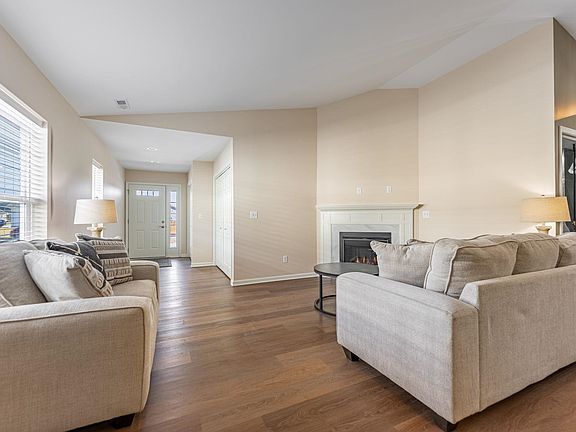 4th image of 882 Fuller Ln