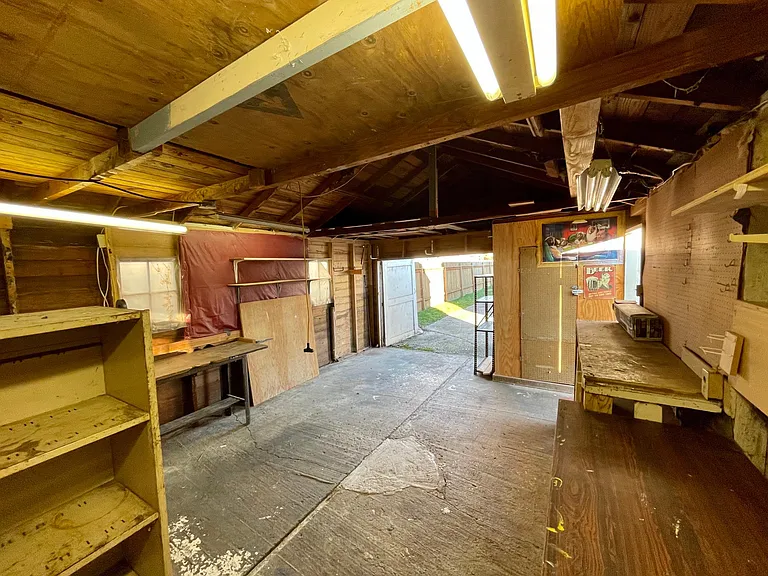 2425 Queen St — Photo 26