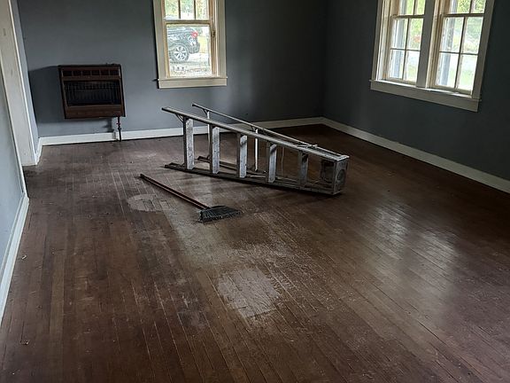 4th image of 105 Valley View St