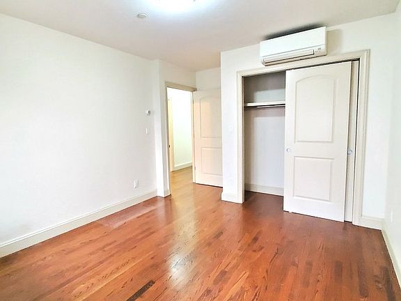 4th image of 209 Meserole St