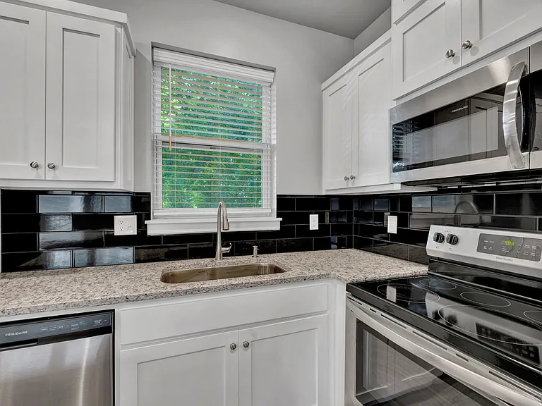 1138 N Blackwelder Ave — Photo 5