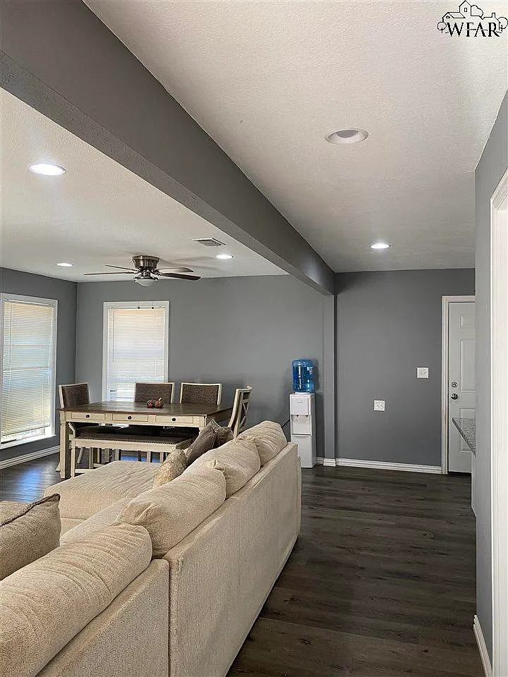 3 bed, 2.0 bath, 1350 sqft, $1,700 — Photo 2
