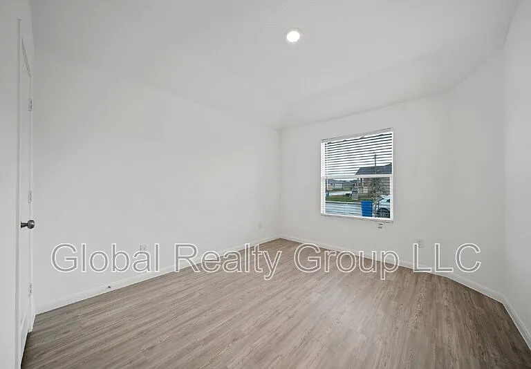 9105 Navarro Vis — Photo 15