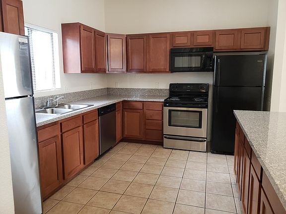 Granite kitchen with 2/3 fridges