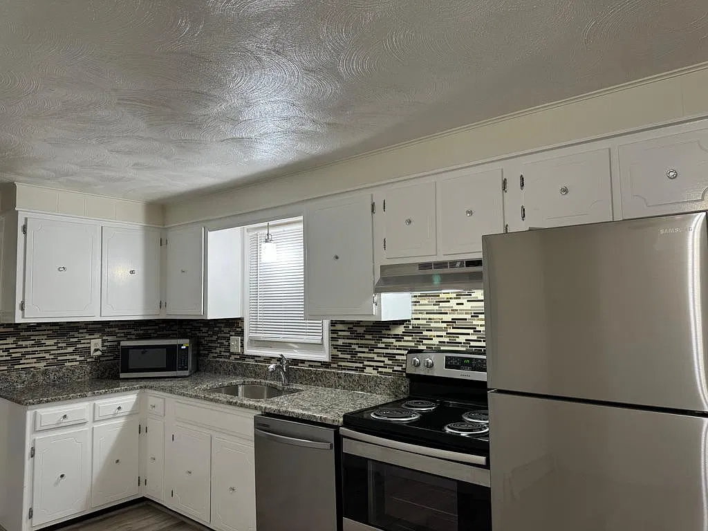 2 bed, 1050 sqft, $2,400 — Photo 2
