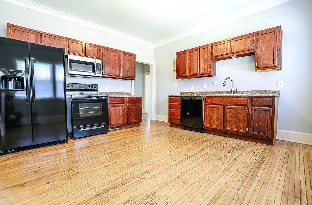 Updated 5 Bedroom for Pre-Lease NOW! Huge Backyard and walking distance to MSU and downtown! — Photo 4