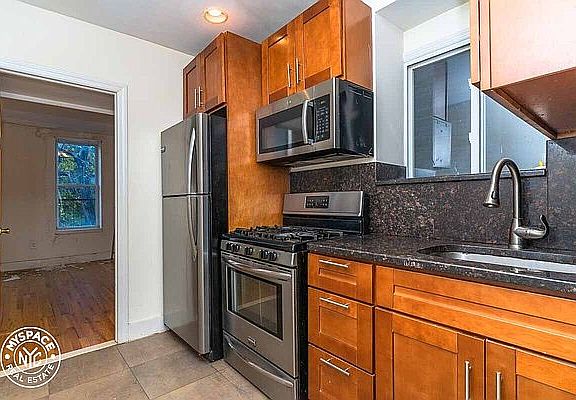 2nd image of 689 Lincoln Pl #4