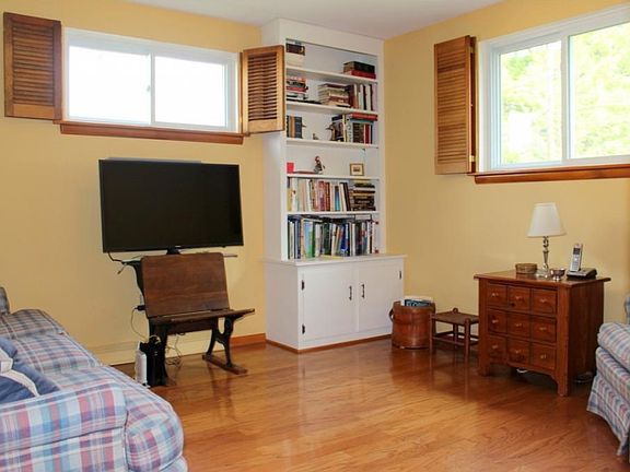 4th image of 104 Orchard Ave
