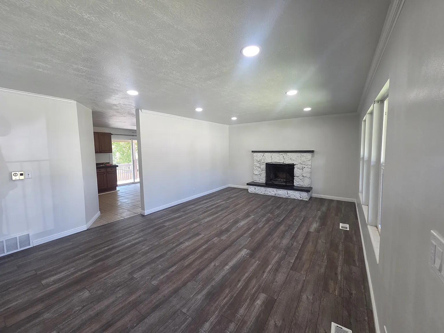 4 bed, 2100 sqft, $2,700 — Photo 4