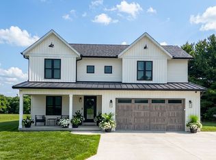 8 Sunrise Dr, Sullivan, IL 61951
