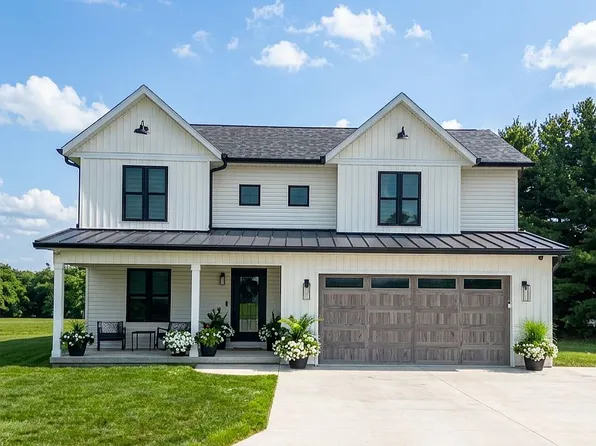 8 Sunrise Dr, Sullivan, IL 61951