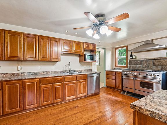 9th image of 106 Shady Ln