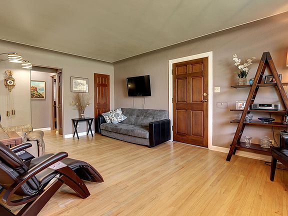 5th image of 2020 Newport St
