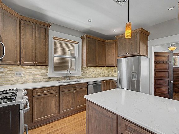 5th image of 826 Ashland Ave