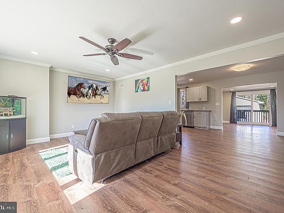 2nd image of 1122 Linda Ln