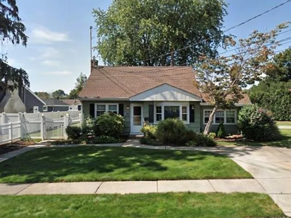 18 E Bay Drive, West Islip, NY 11795