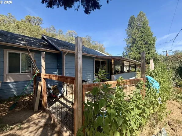 472 SW 4th St, Canyonville, OR 97417