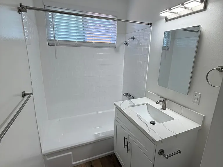 Van Ness Apartments — Photo 32