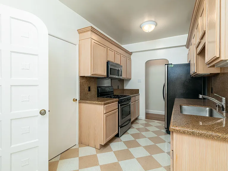 2275 Broadway — Photo 3